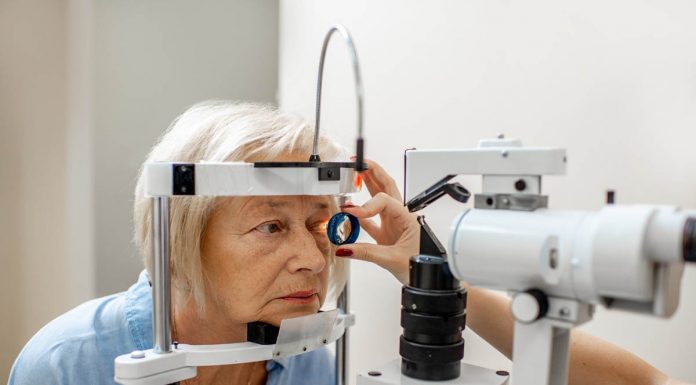 Dr Claudine Pang’s Guide to Glaucoma Treatment in Singapore 2025 Eye examination